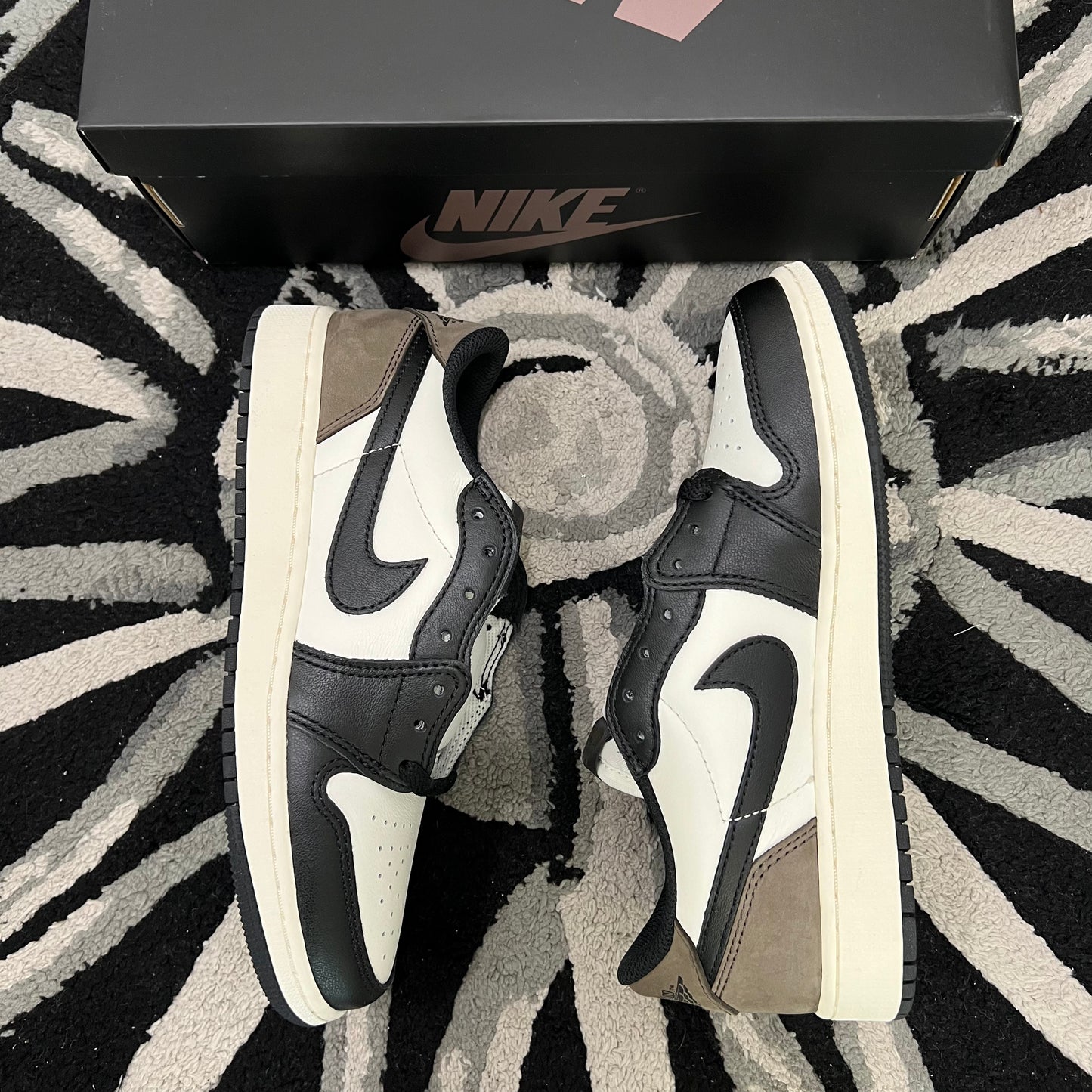 Jordan 1 Retro Low OG “Mocha” (GS)